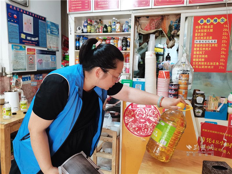 网格员检查辖区餐饮店.jpg.jpg