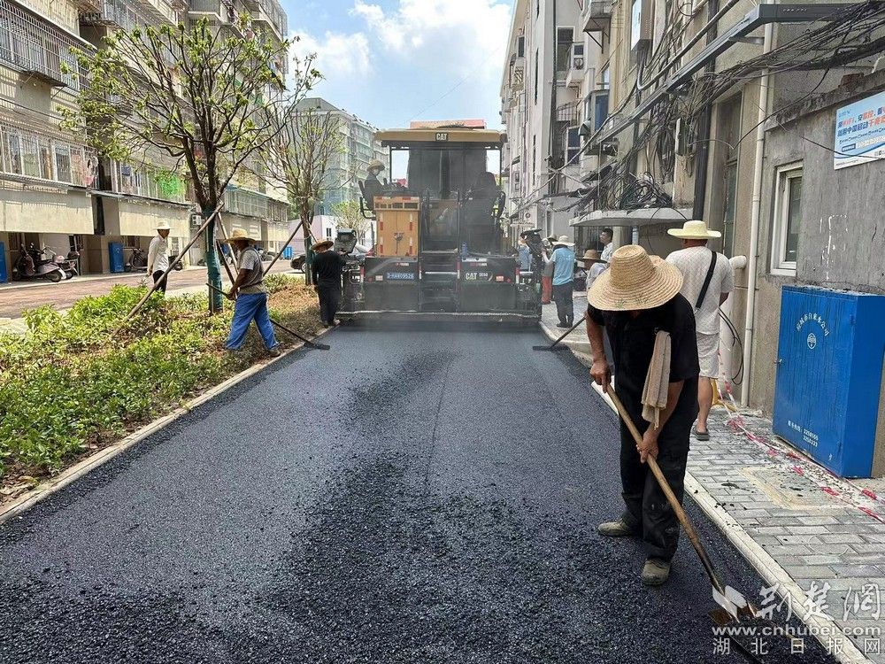 应城市实验初中家属院老旧小区改造路面刷黑现场 邓奇摄.jpg.jpg