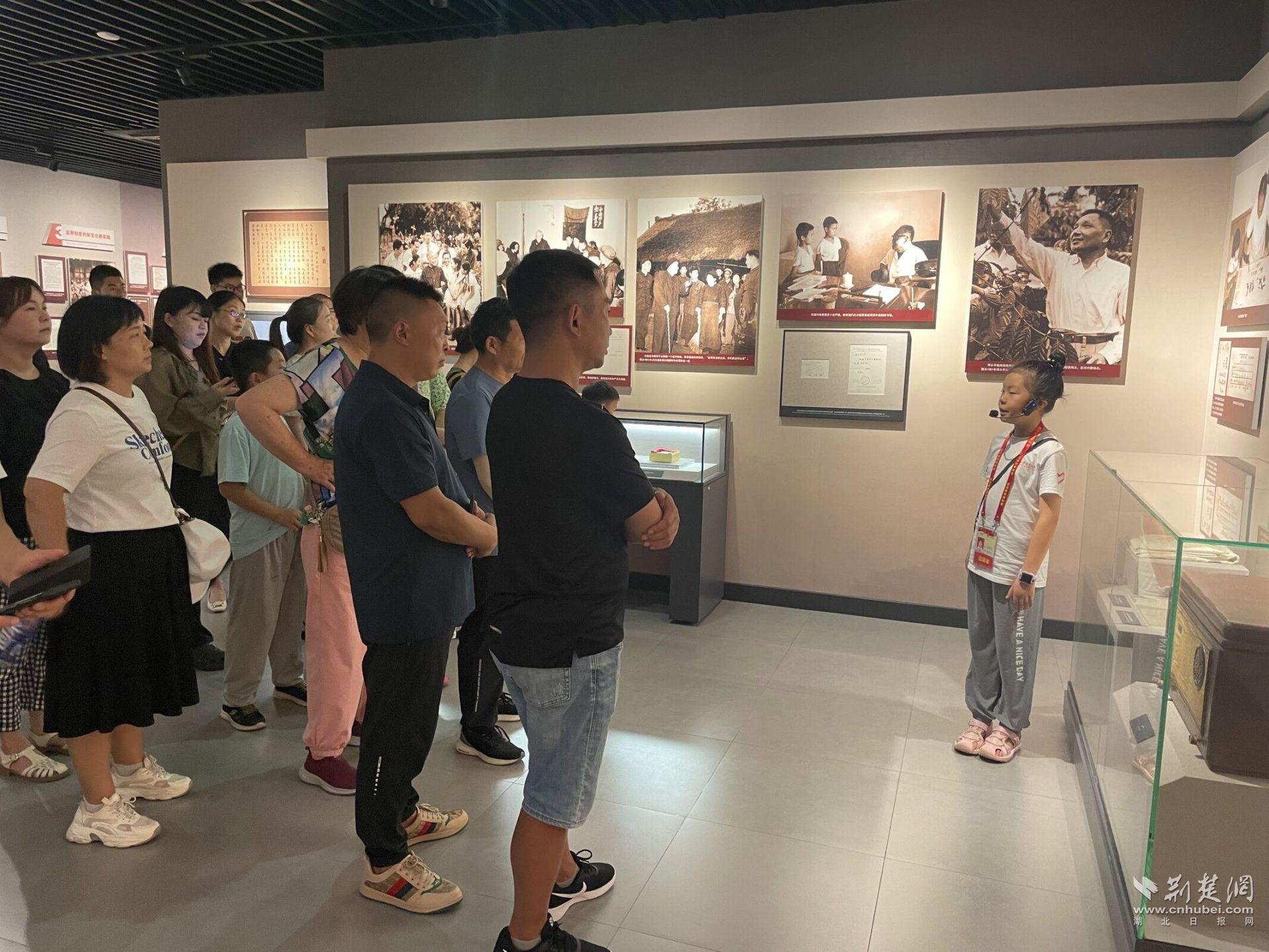 在“红巷苗苗”讲解下，沉浸式参观廉政陈列馆.jpg.jpg