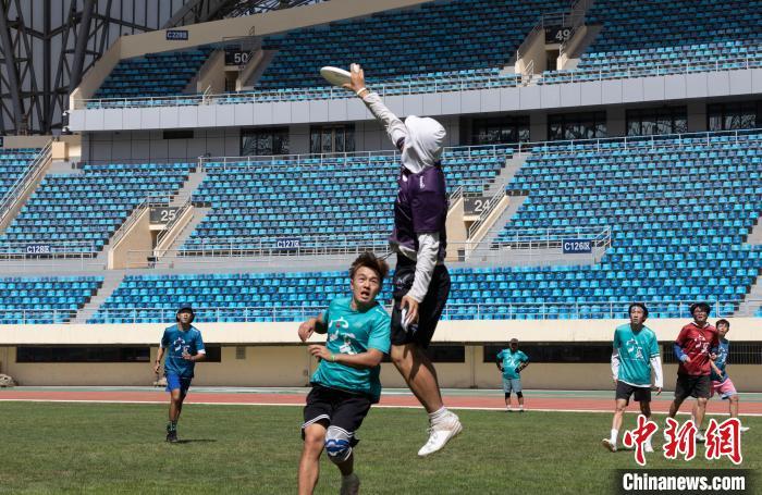 宁夏银川：飞盘运动受热捧