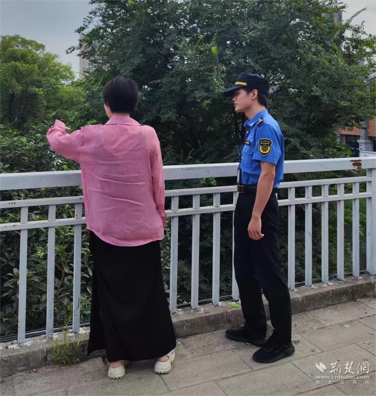 人大代表陪同巡河.jpg.jpg