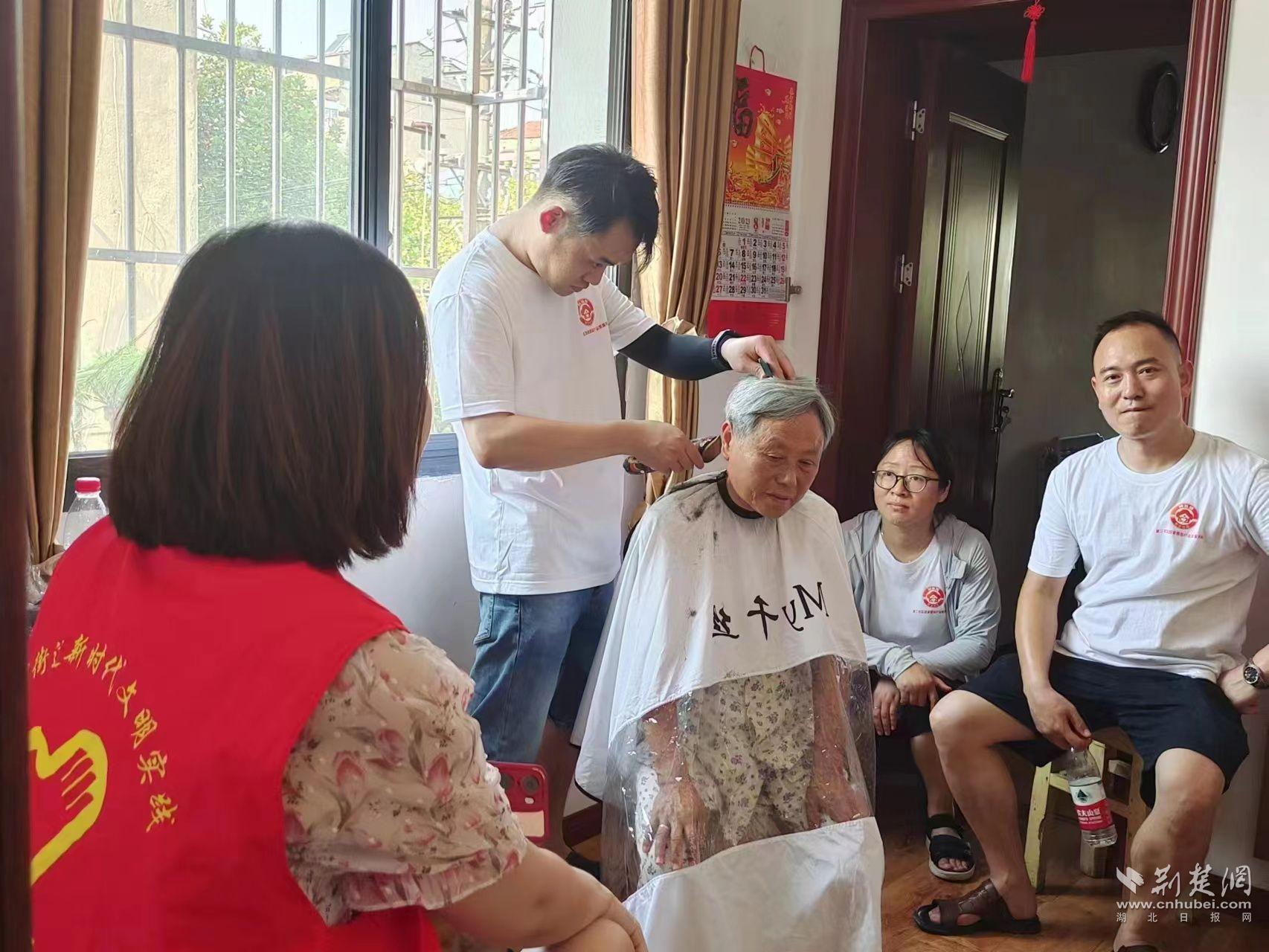志愿者为老人理发.jpg.jpg