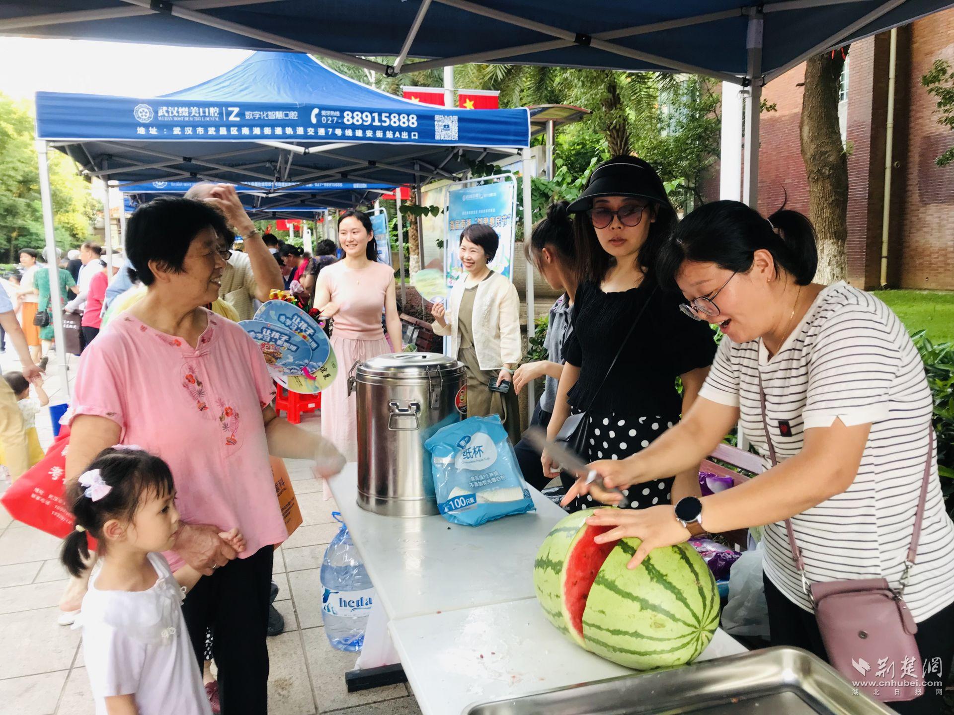 社区志愿者分发西瓜和饮品.jpg.jpg