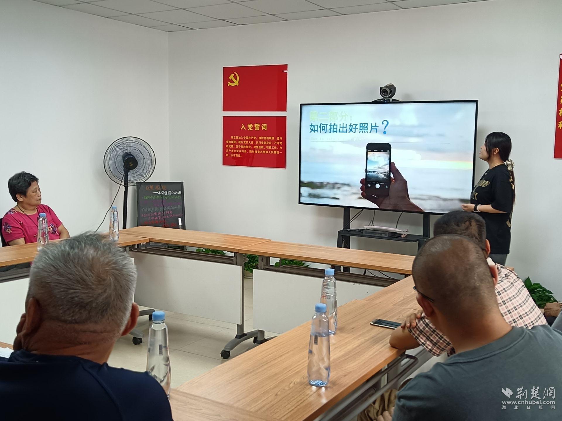 郑骊珠正在分享手机摄影小技巧.jpg.jpg