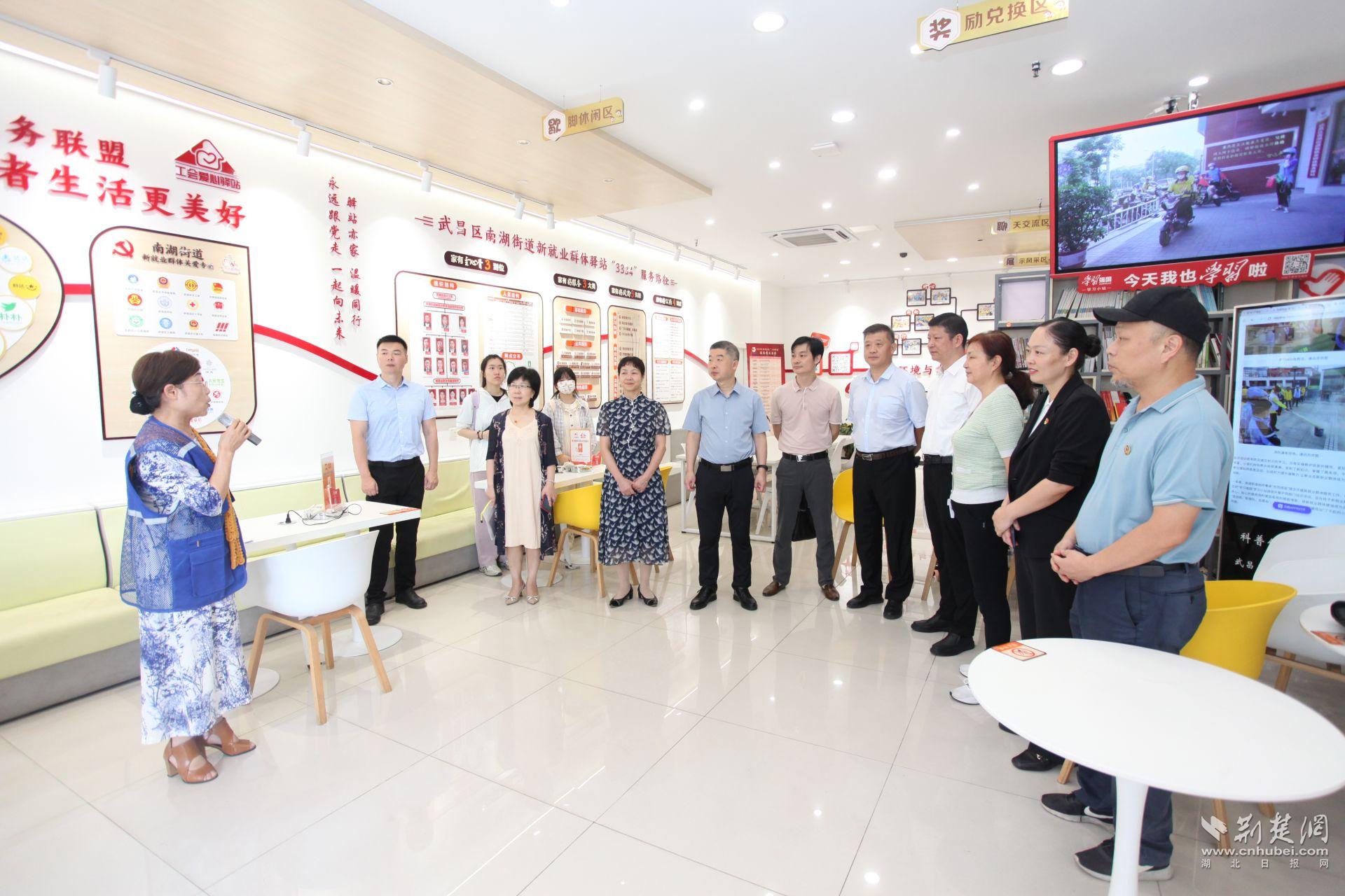 张淑静书记介绍应急救援“小哥驿站”.jpg.jpg