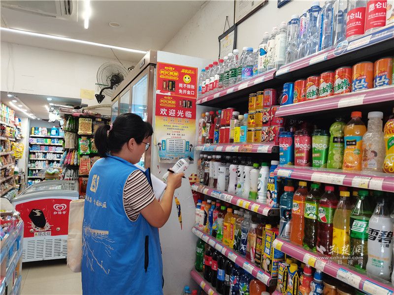 网格员检查辖区商超副食.jpg.jpg
