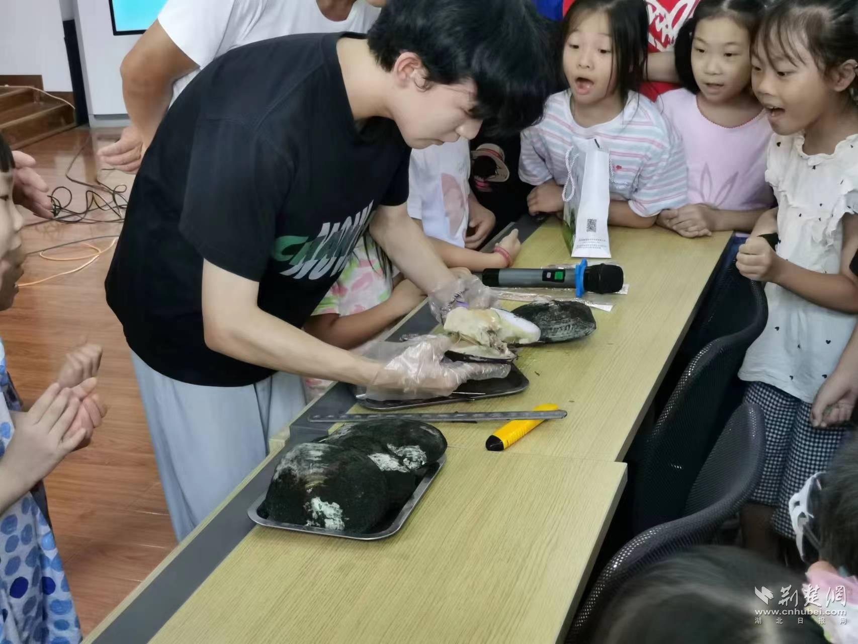 科普老师展示开蚌技巧.jpg
