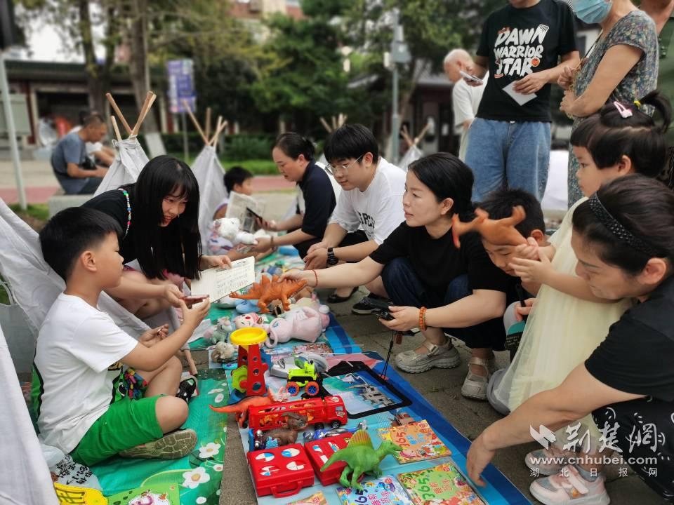 孩子们在进行义卖活动.jpg