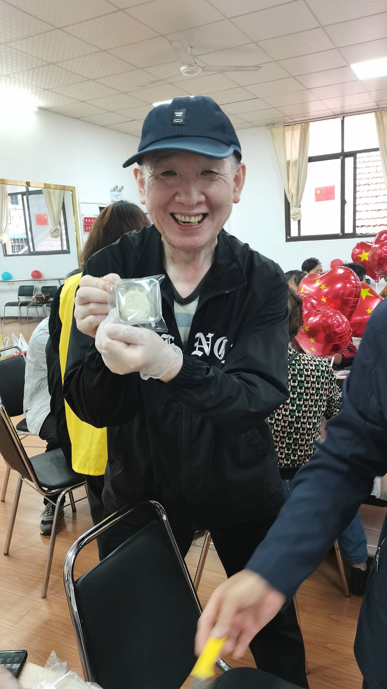 居民展示做好的月饼.jpg.jpg