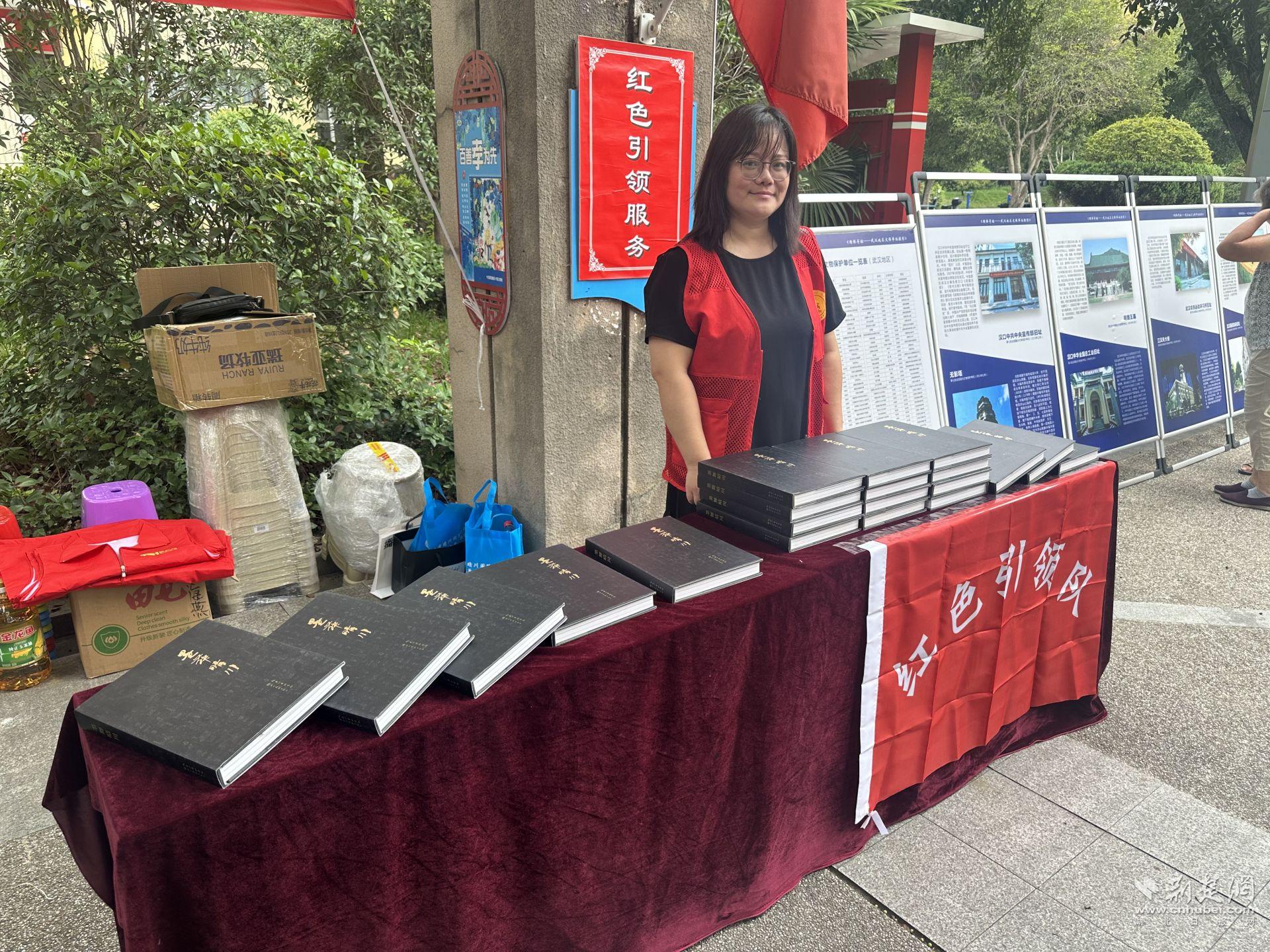 现场捐赠馆藏图书.jpg.jpg