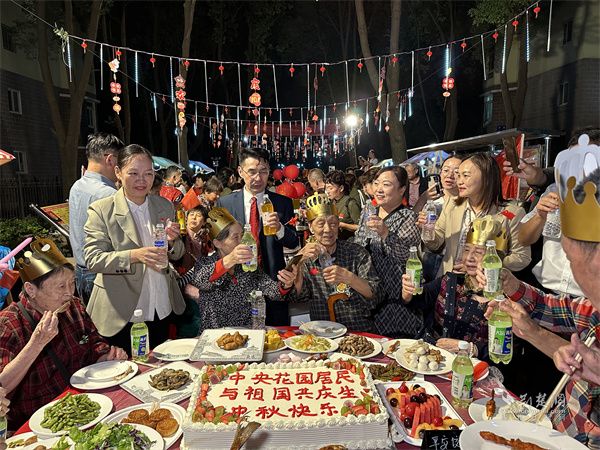 10位高龄老人同祖国“共庆生”.jpg.jpg