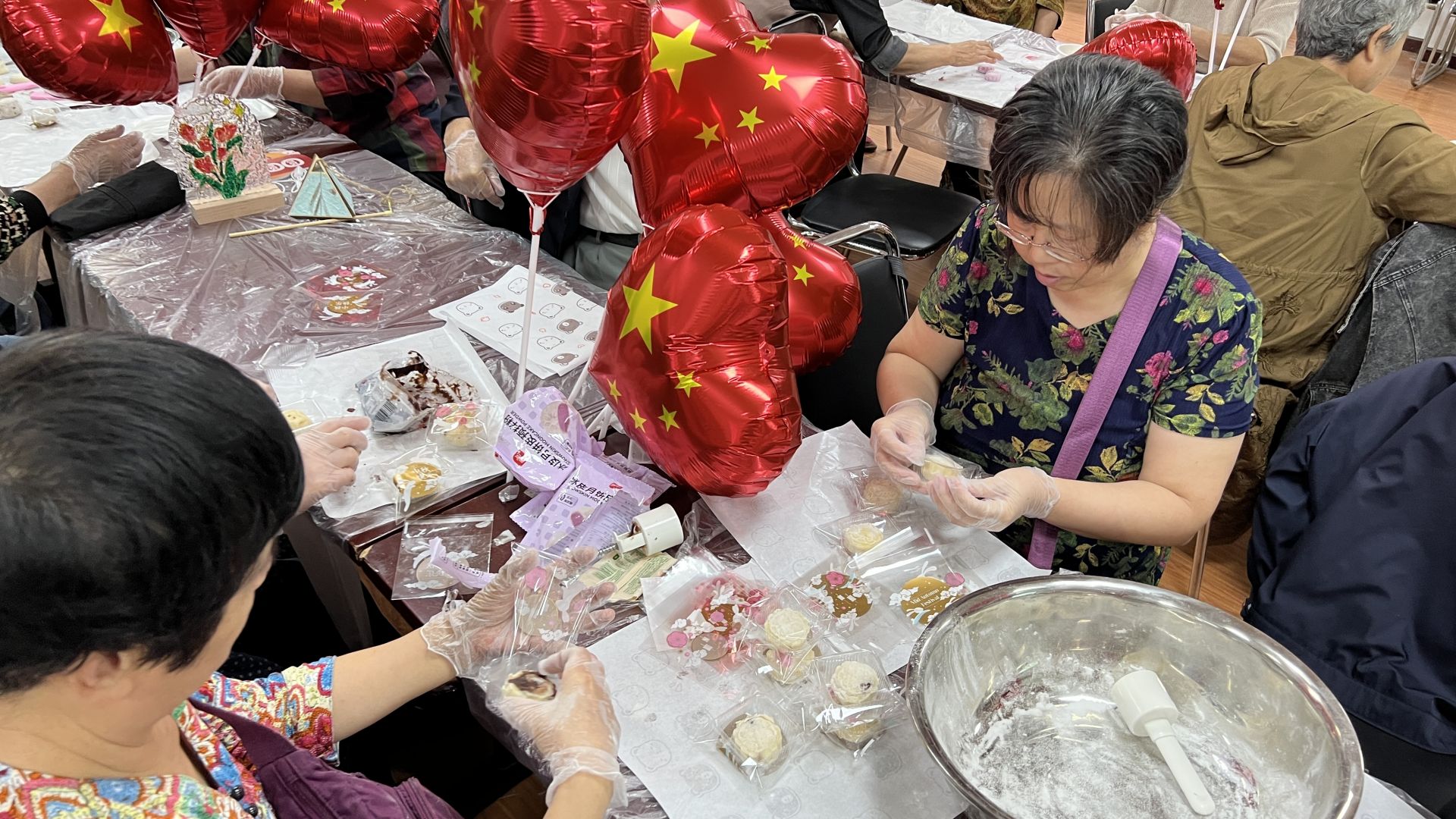 居民给月饼包装.jpg.jpg