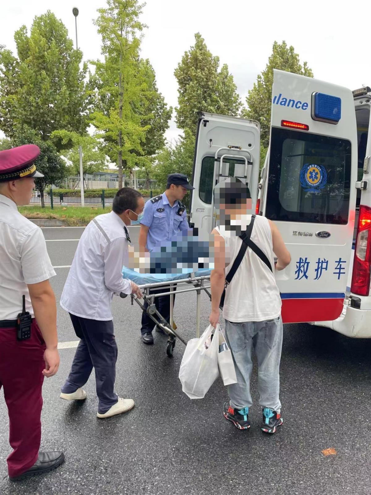 孕妇身体不适晕倒地铁车厢，武汉轨道民警暖心救助及时送医