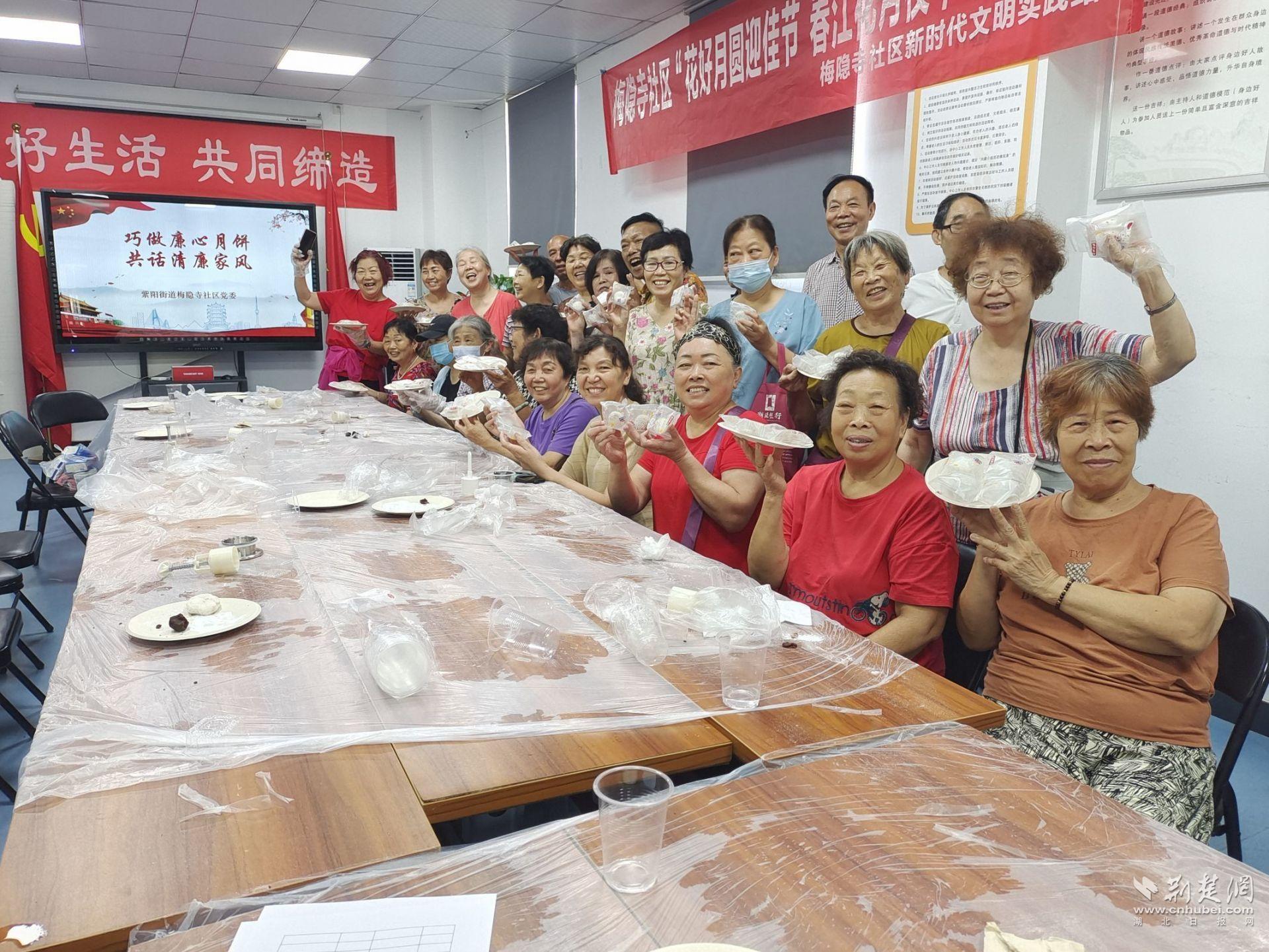 梅隐寺社区党员群众制作廉心月饼，共话清廉家风。.jpg.jpg