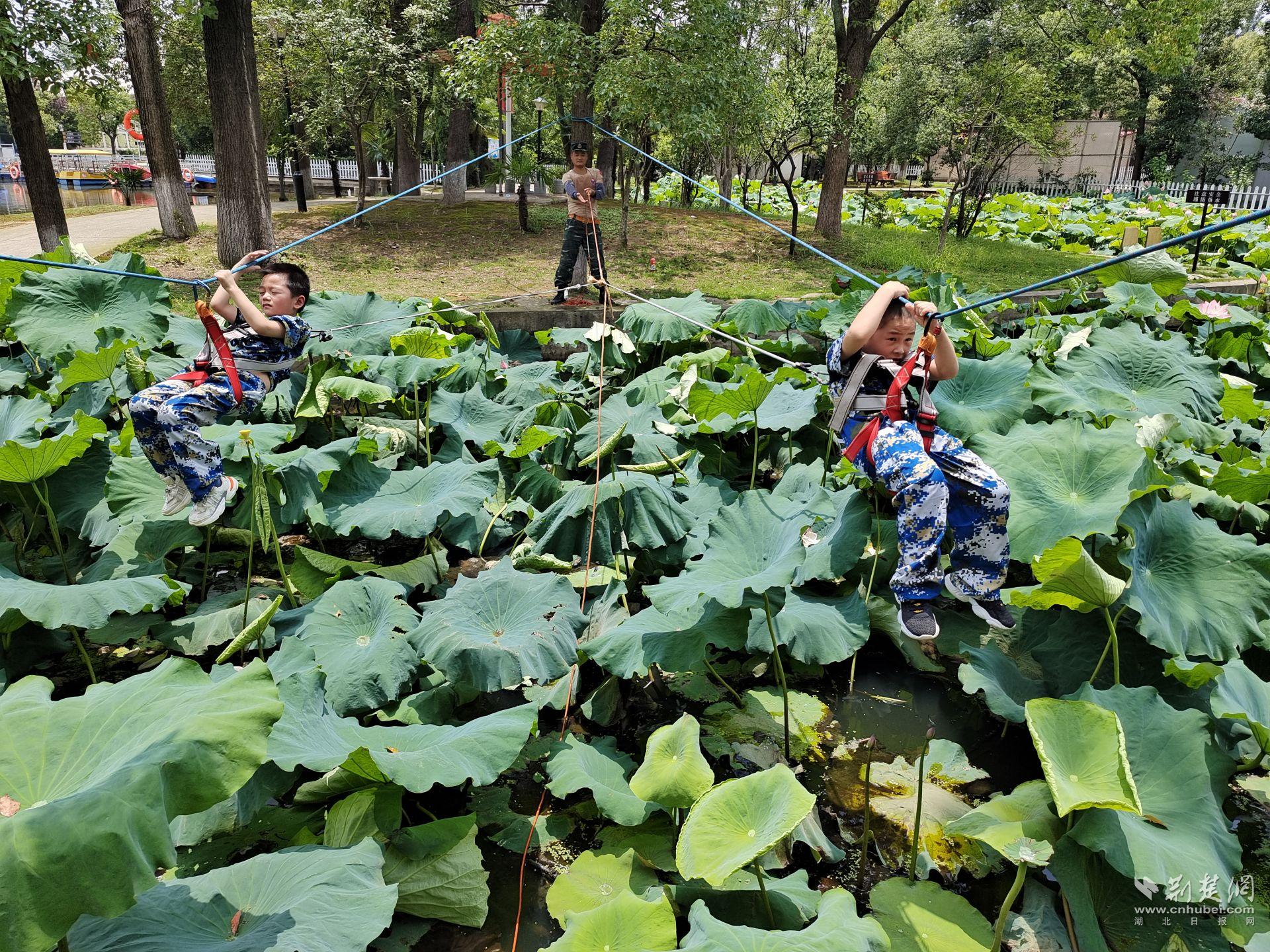 孩子们正在进行模拟“飞夺泸定桥“.jpg.jpg