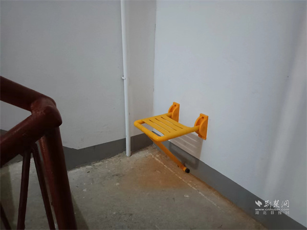 为老人安装的爱心座椅.jpg