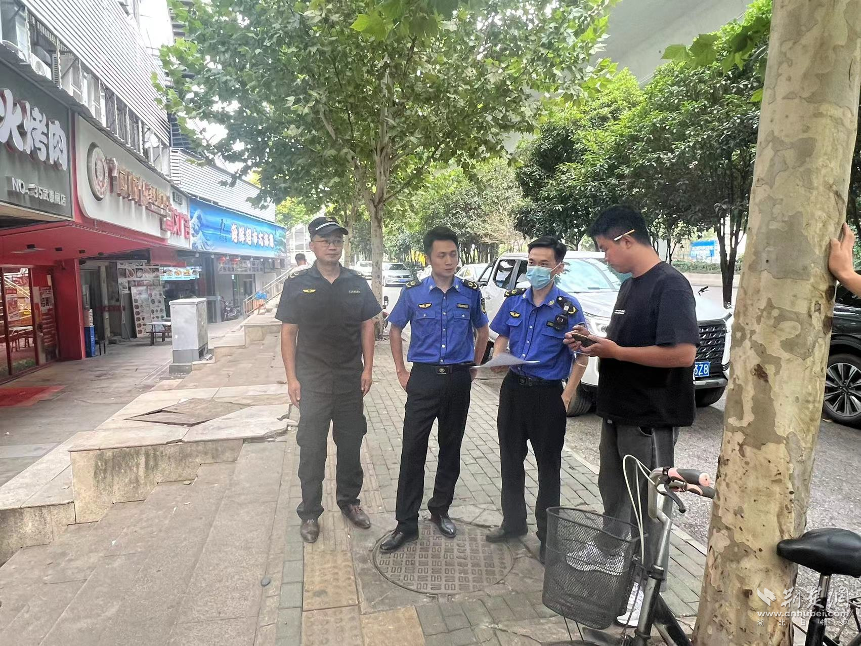 上门指导商户安装门店招牌.png.png