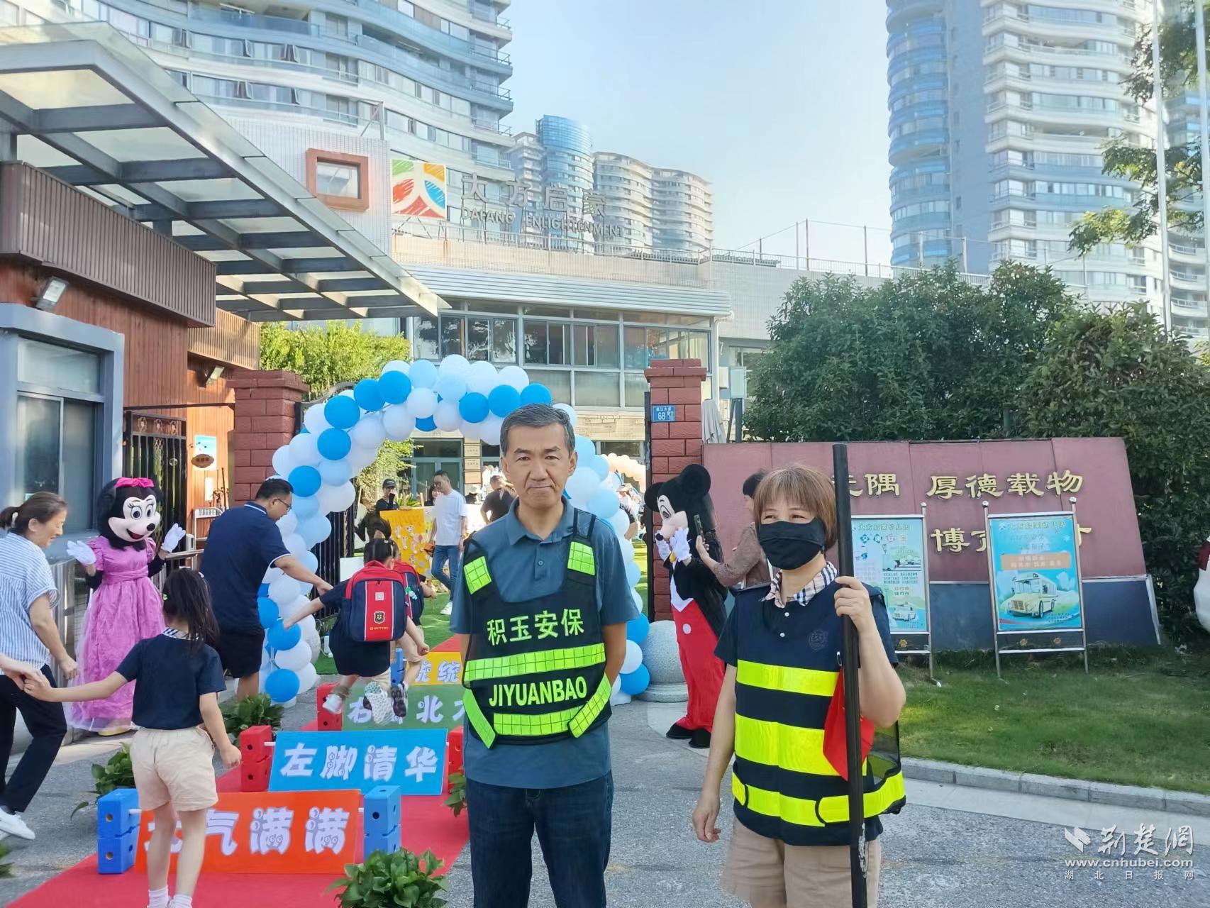 积玉桥安保人员在校门值守.jpg.jpg