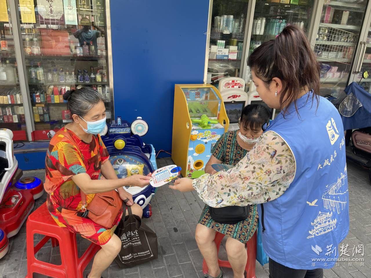 发放宣传纪念品.jpg.jpg