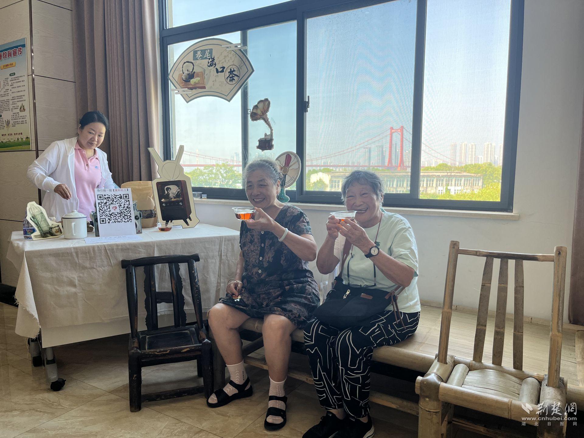 老友们在满口茶摊喝茶畅谈.JPG.JPG