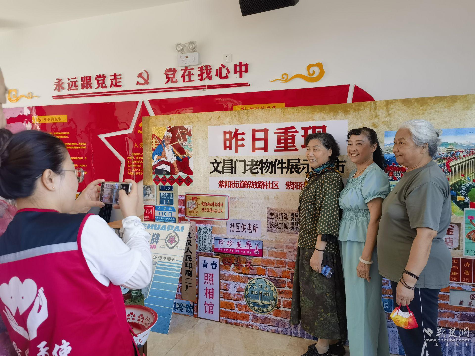 老街坊们在老街集市墙前打卡留恋.jpg.jpg