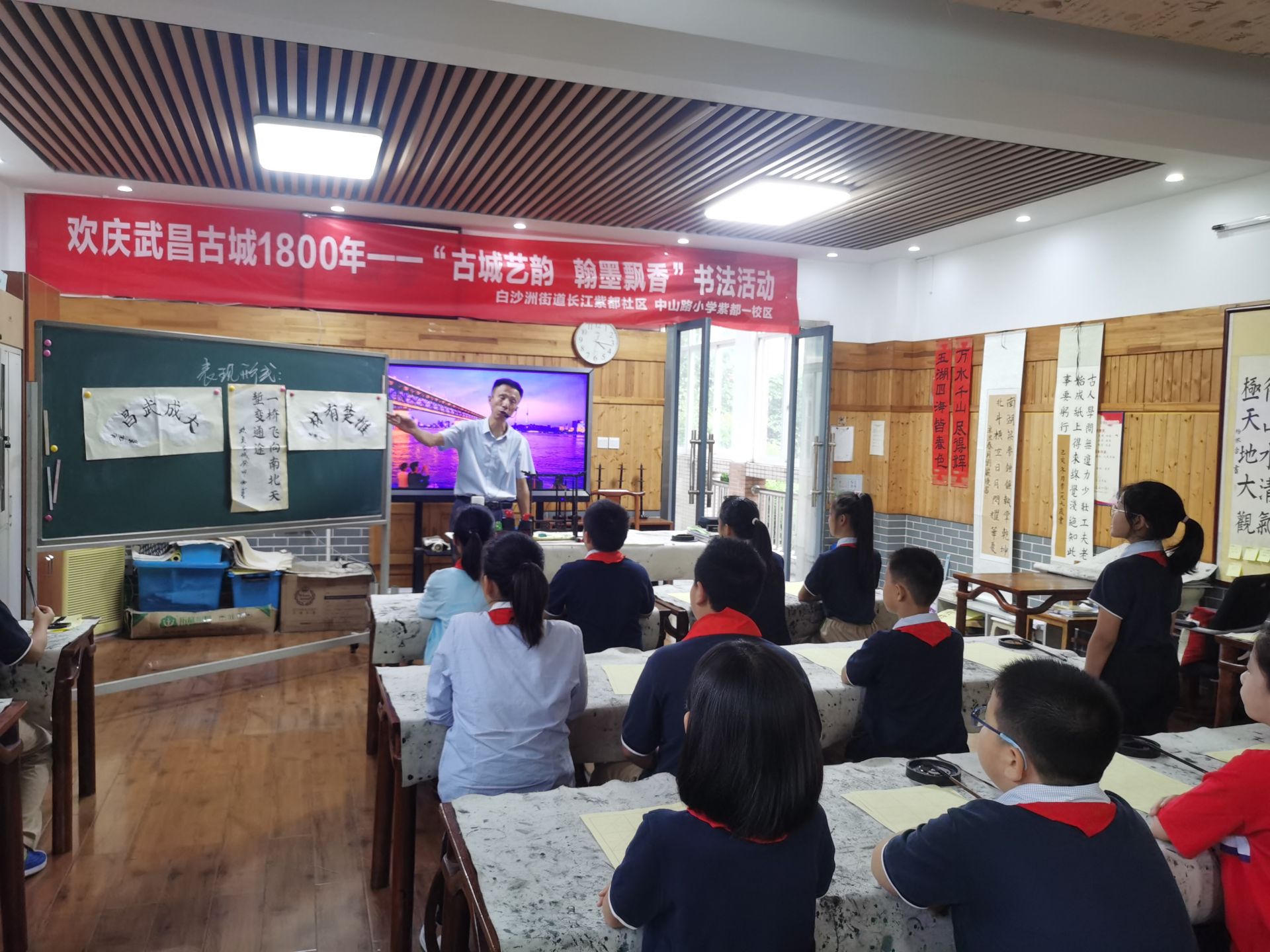 曹光伟老师正在讲解书法表现形式.jpg.jpg