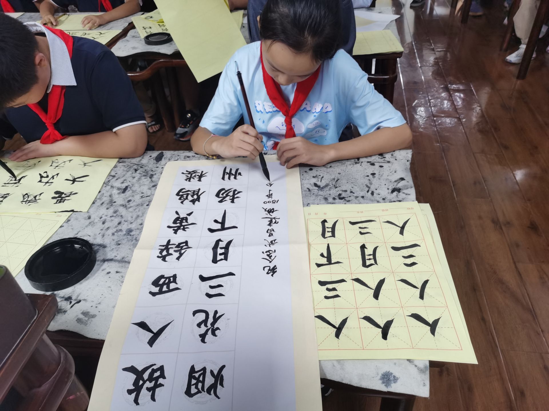 学生正在书写作品.jpg.jpg