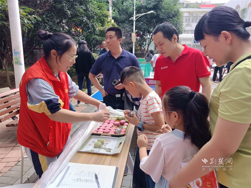 给现场参与活动居民送月饼.jpg.jpg