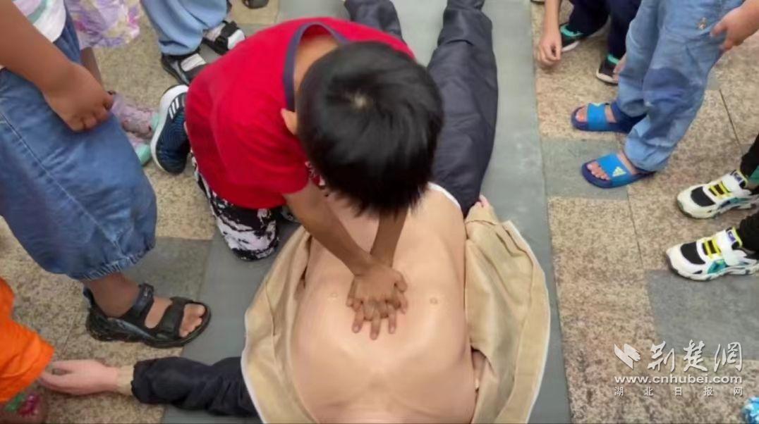 孩子学习体验心肺复苏急救法.jpg.jpg