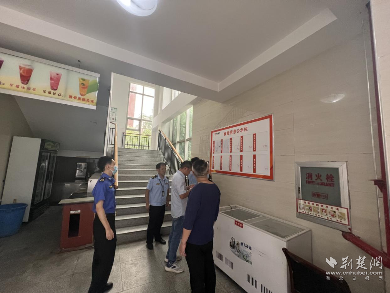 路长与市场监督执法人员在湖北财税职业学院检查燃气.png.png