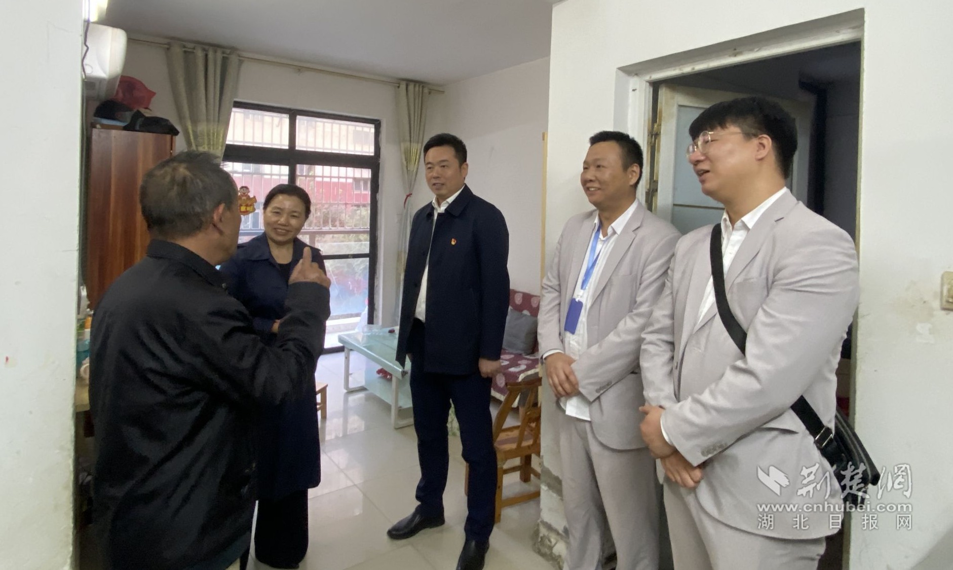 洪山城投副总丁勇、洪投运营执行董事宋芳慰问租户.jpg.jpg
