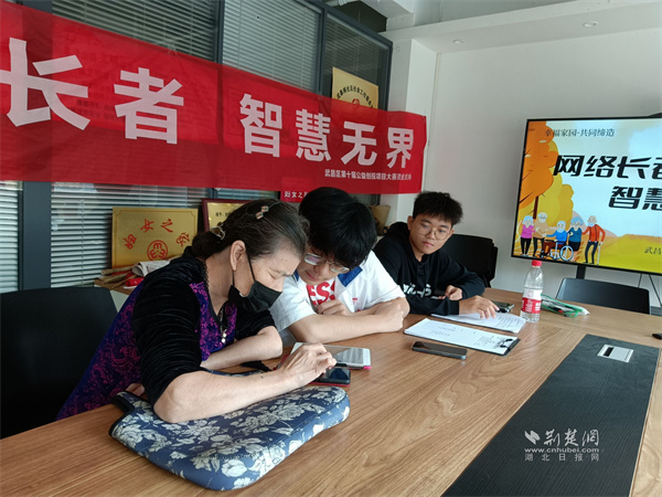 志愿者耐心教老人用手机.jpg