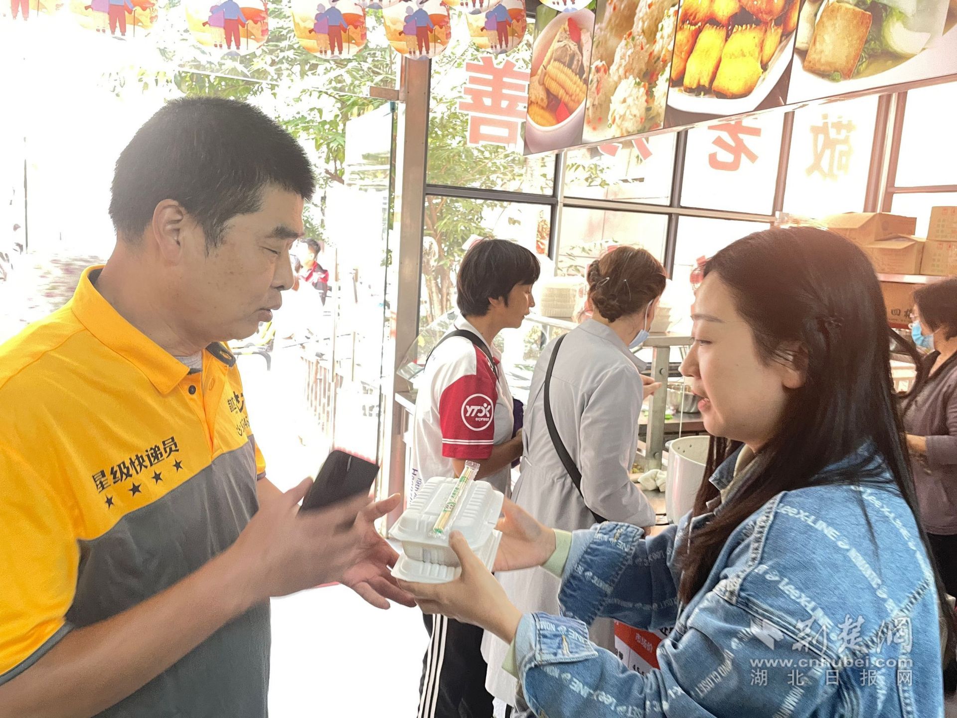外卖小哥到食堂就餐.jpg.jpg