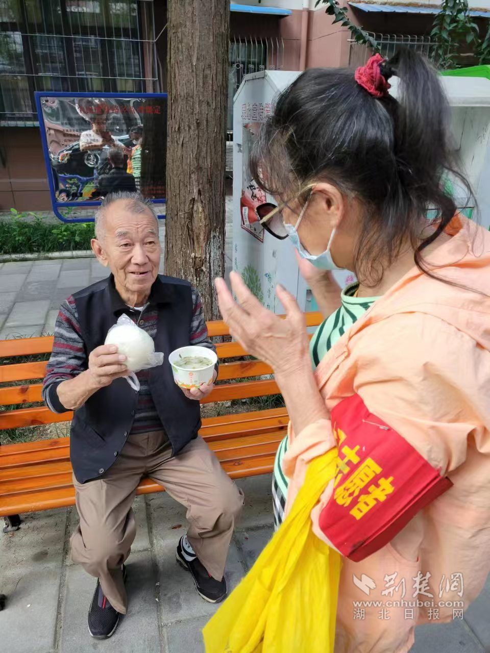 为老人送“幸福馒头”.jpg.jpg