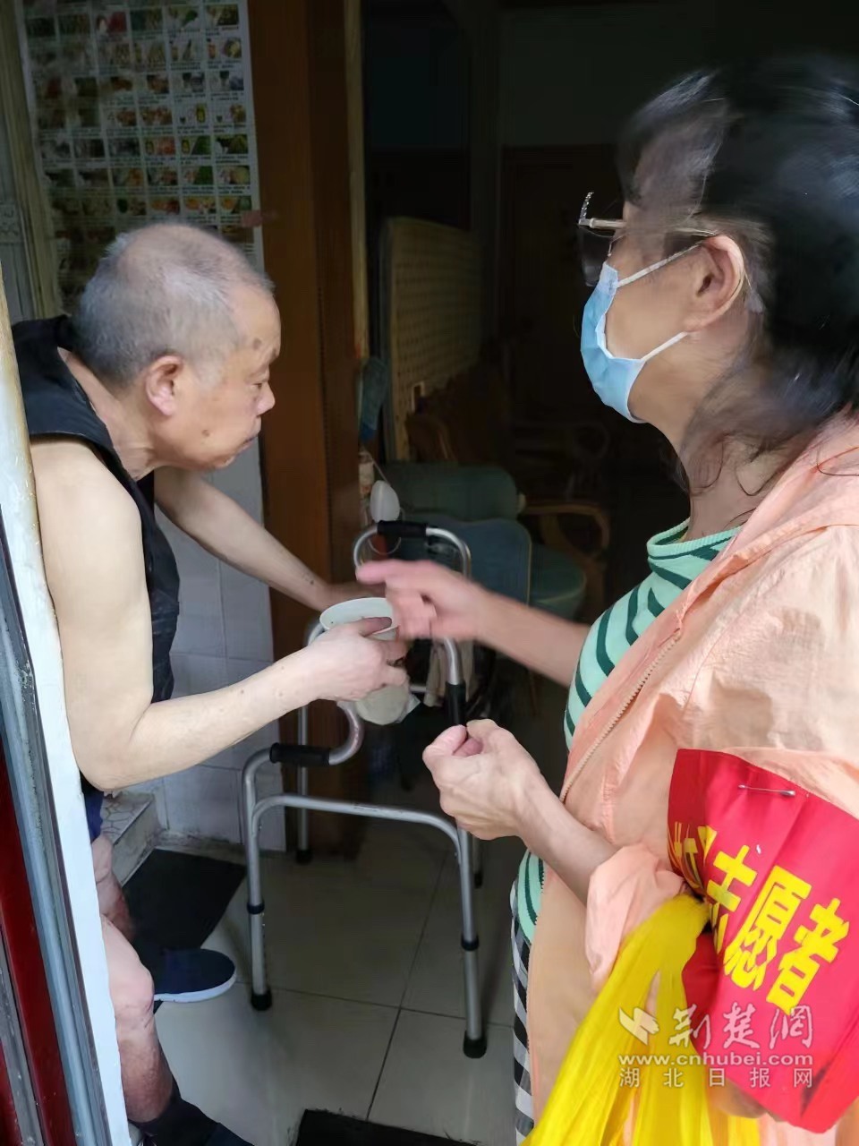 为行动不便老人上门送餐.jpg
