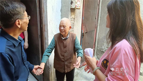 人大代表张亮握着老人的手拉家常.jpg