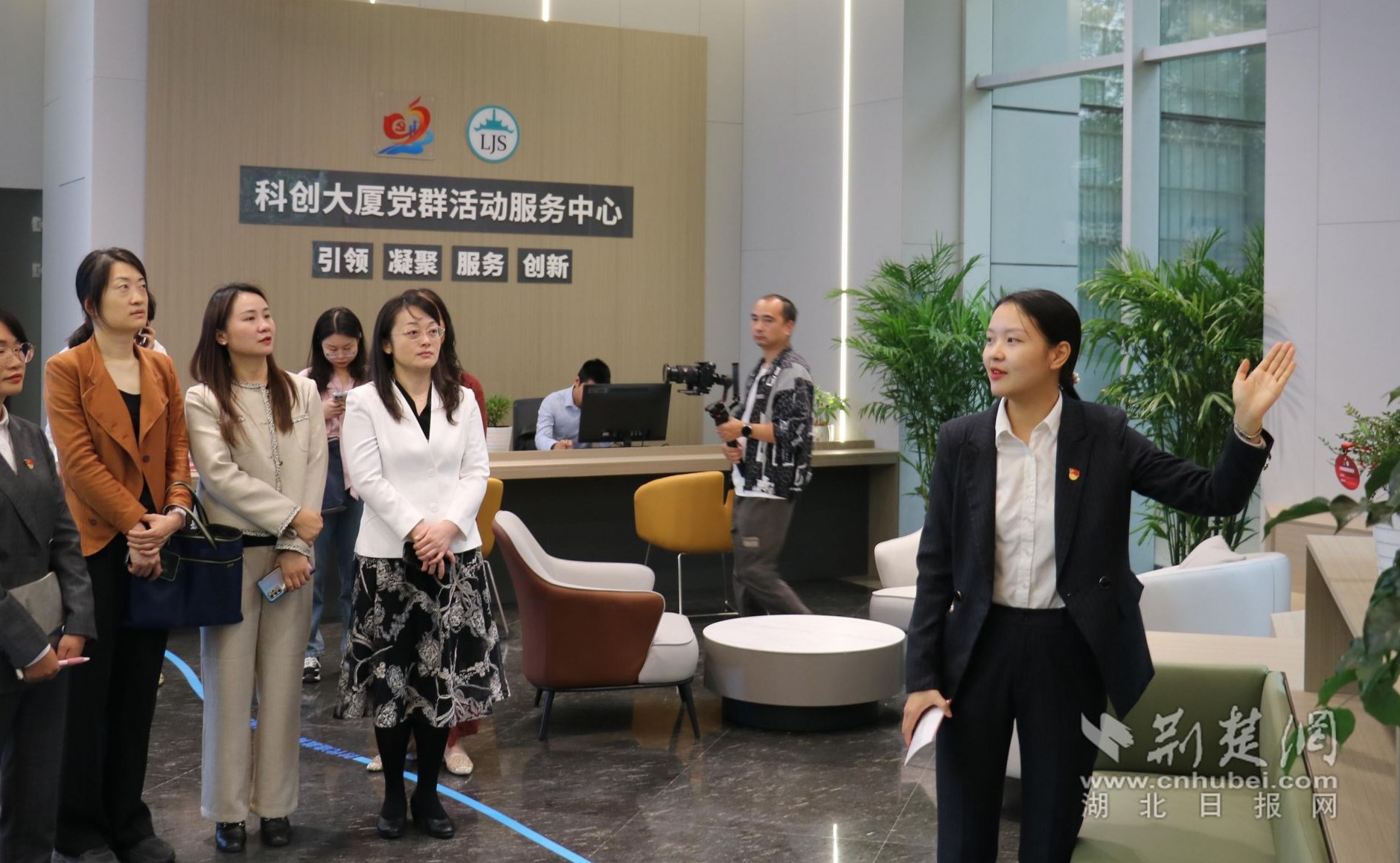 全体人员参观活动阵地.JPG.JPG