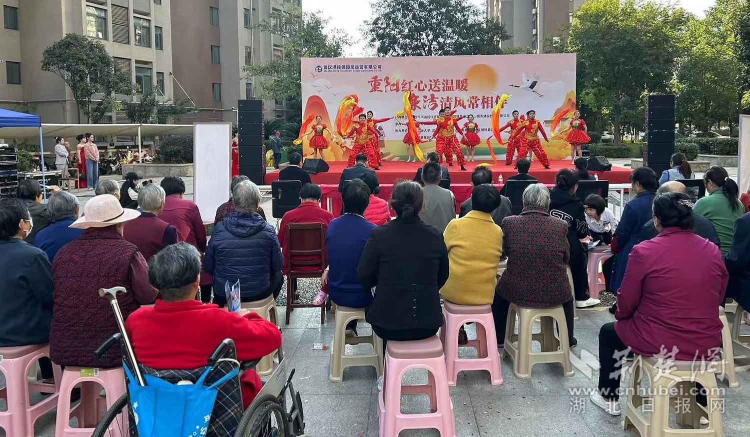 租户们有序观看节目.jpg.jpg