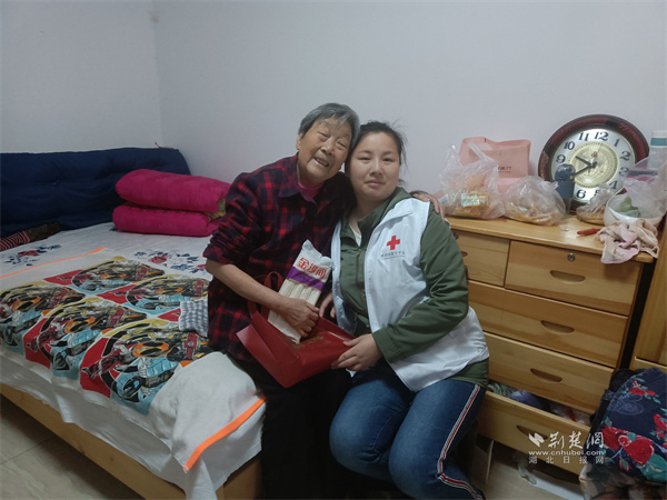 红十字会志愿者上门给空巢老人送长寿面.jpg