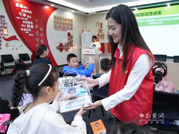 志愿者老师为女童赠送“关爱礼包”.jpg