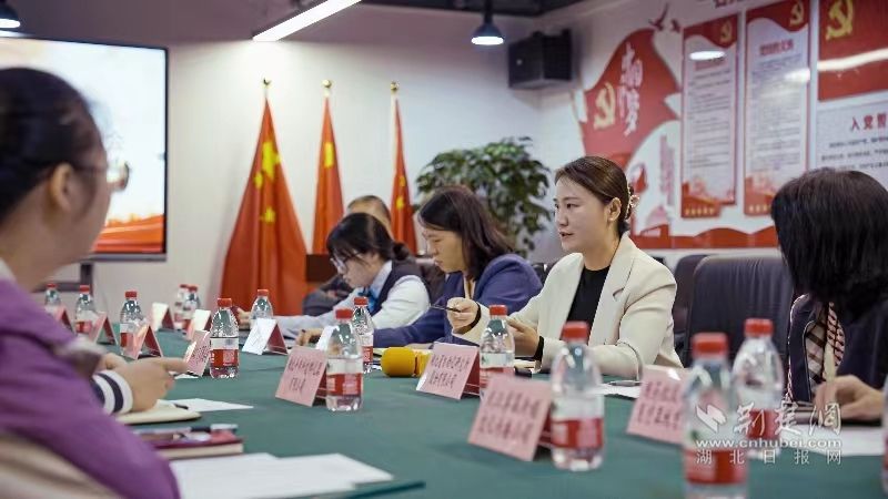珞珈山街道党工委副书记杨菁楼宇解读发展的最新政策.jpg.jpg