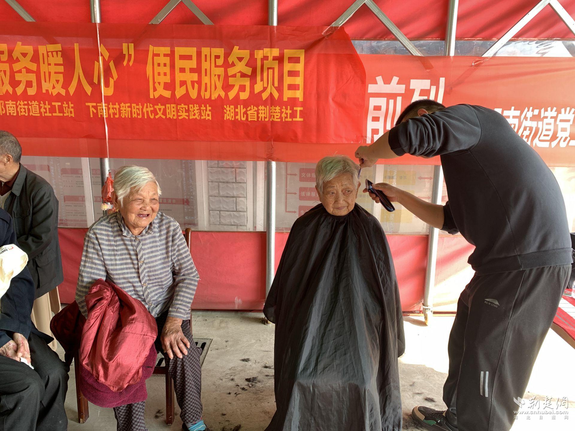 志愿者為老人理發(fā)圖片.jpg.jpg