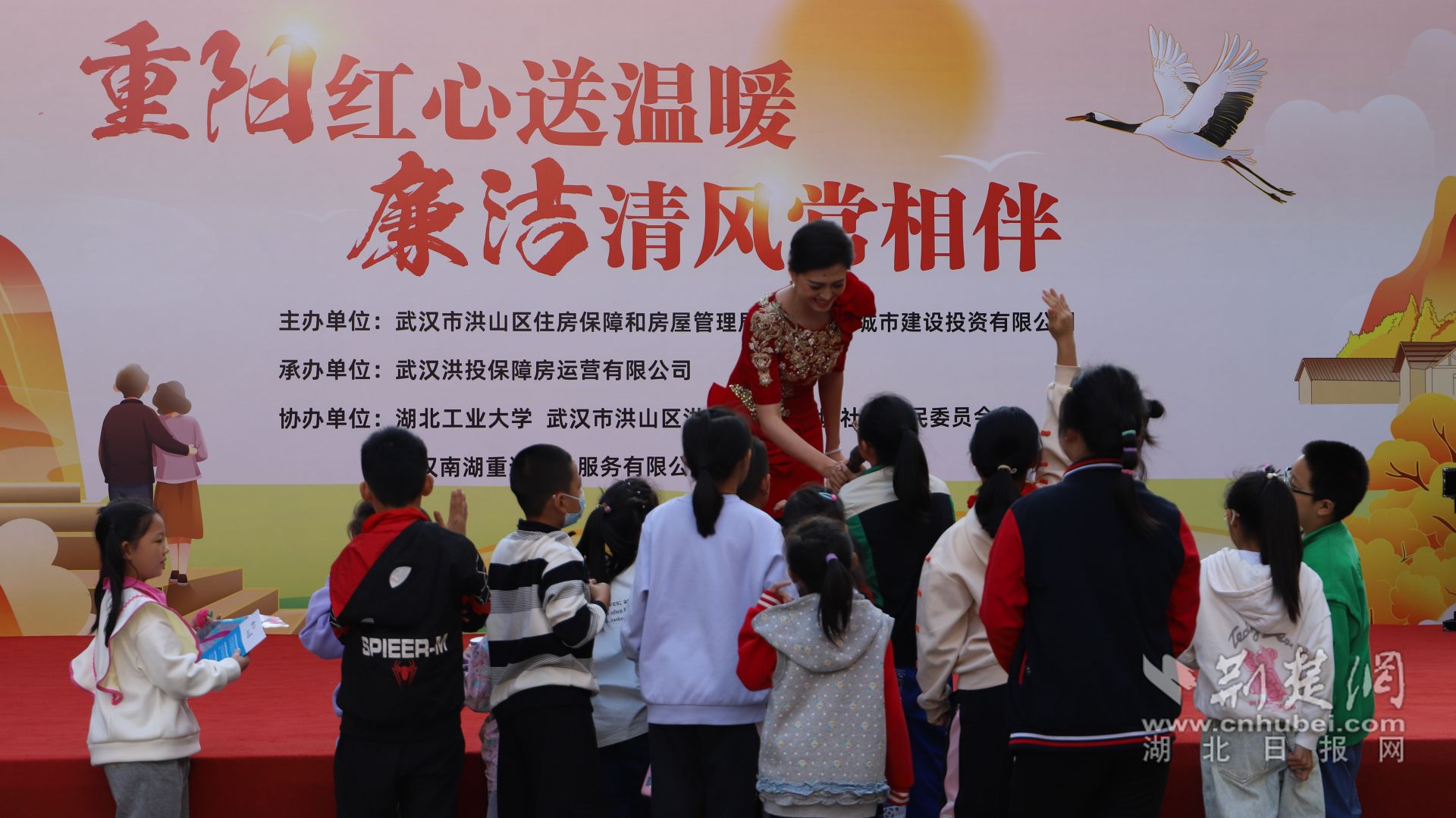 有奖问答，小朋友们都积极参与.jpg.jpg