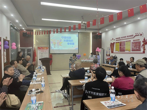 社区书记耿玉婷给到场老人送祝福.jpg