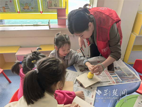 志愿者们指导孩子们体验活字印刷的魅力.jpg