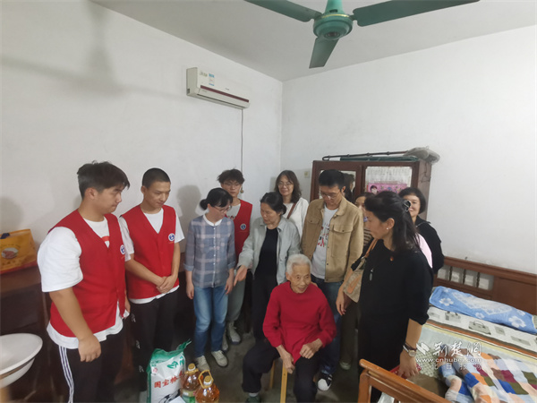 大家来到梅桂元老人家中慰问.jpg