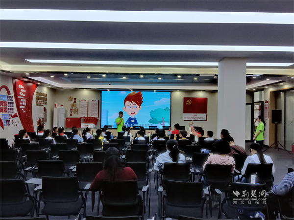 志愿者老师讲解防拐骗识别方法.jpg