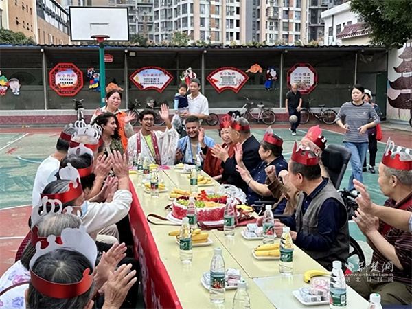 共同品尝蛋糕.jpg