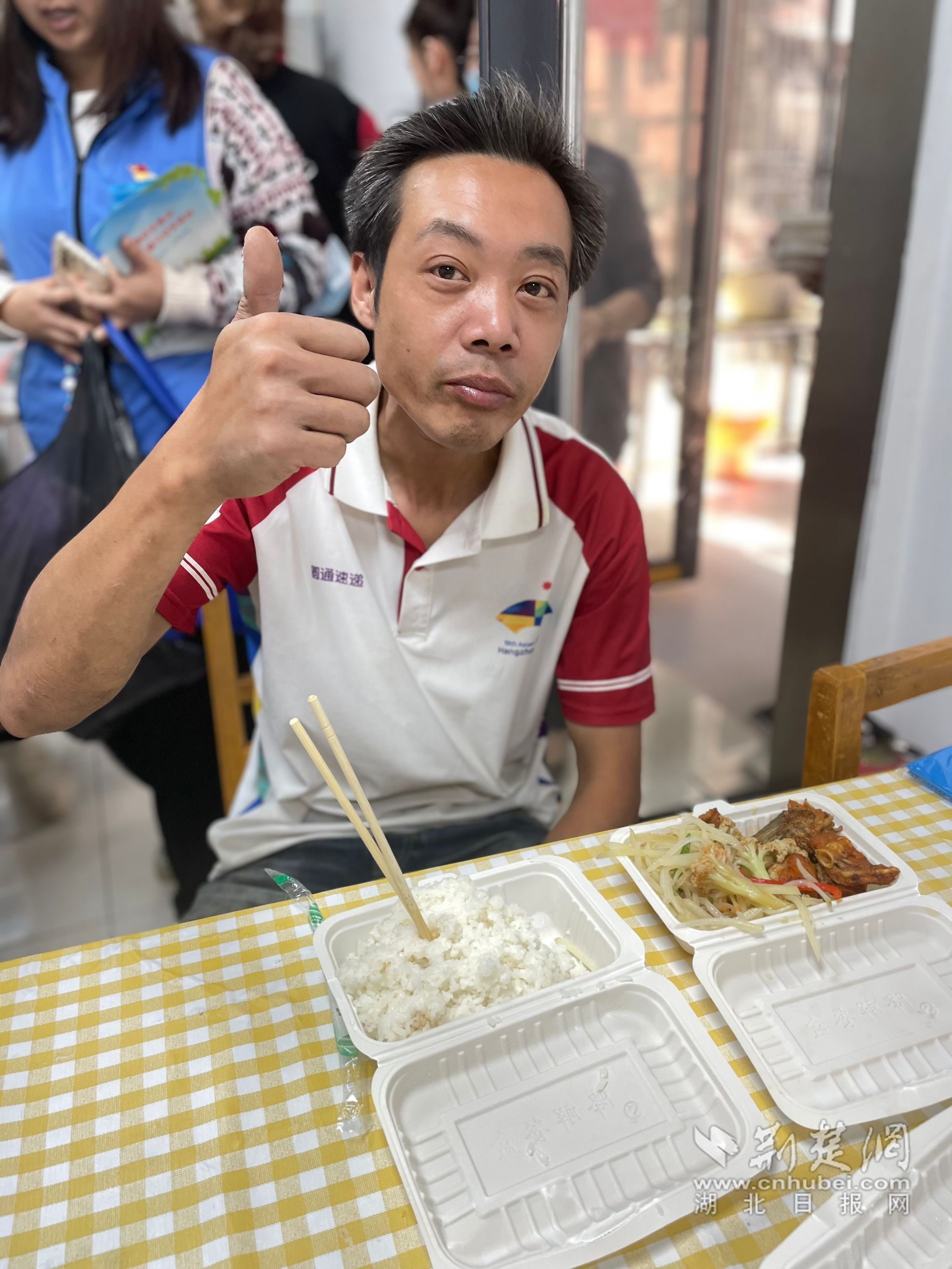 快递小哥在食堂就餐.jpg.jpg