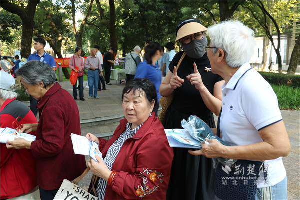志愿者宣讲上门助医服务.JPG